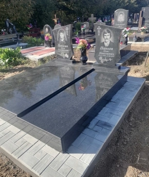 Памятник двойной 112